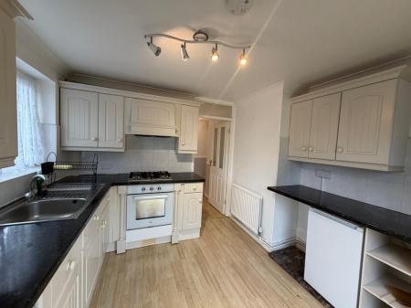 2 bedroom Maisonette to let in Larkspur Way, West Ewell, Epsom, KT19