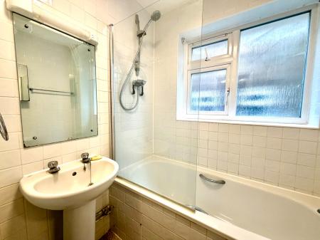 1 bedroom Flat to let in Lovelace Gardens, Surbiton, London, KT6