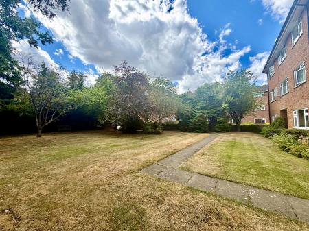 1 bedroom Flat to let in Lovelace Gardens, Surbiton, London, KT6