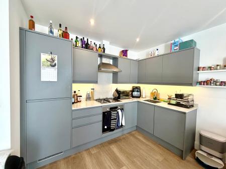 1 bedroom Flat to let in Bay Tree Avenue, Leatherhead, KT22