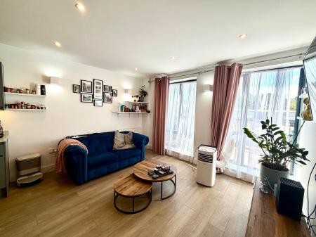 1 bedroom Flat to let in Bay Tree Avenue, Leatherhead, KT22