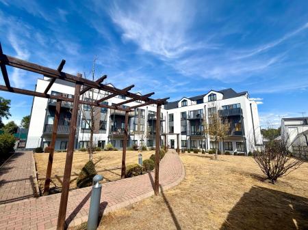 1 bedroom Flat to let in Bay Tree Avenue, Leatherhead, KT22
