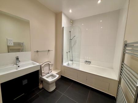 2 bedroom Flat to let in Flat 2 Turks Boatyard