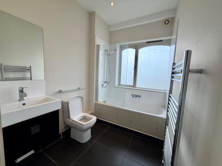 2 bedroom Flat to let in Flat 4 Turks Boatyard