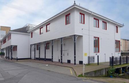 2 bedroom Flat to let in Flat 4 Turks Boatyard