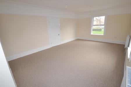 3 bedroom Flat to let in The Green, Sutton, SM1