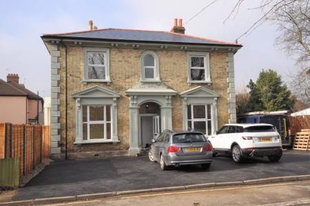 3 bedroom Flat to let in The Green, Sutton, SM1