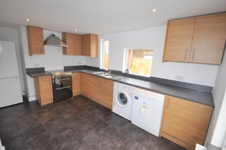 3 bedroom Flat to let in The Green, Sutton, SM1
