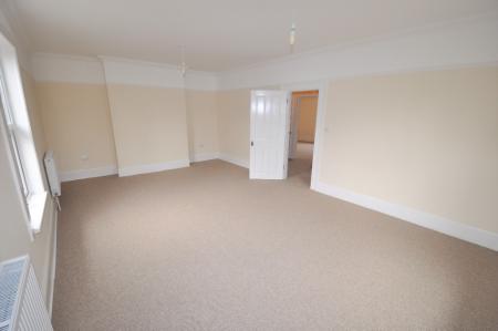 3 bedroom Flat to let in The Green, Sutton, SM1