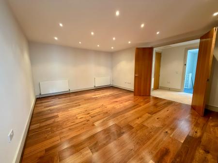 2 bedroom Flat to let in Thames Side, Kingston upon Thames, KT1