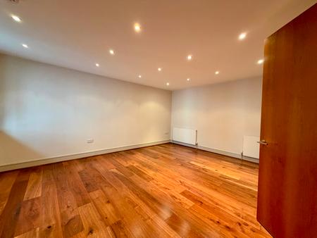 2 bedroom Flat to let in Thames Side, Kingston upon Thames, KT1