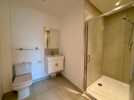 2 bedroom Flat to let in Thames Side, Kingston upon Thames, KT1