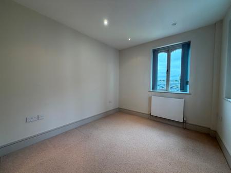 2 bedroom Flat to let in Thames Side, Kingston upon Thames, KT1