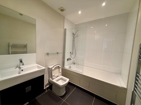2 bedroom Flat to let in Thames Side, Kingston upon Thames, KT1