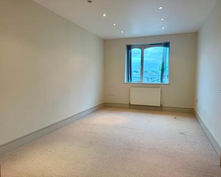 2 bedroom Flat to let in Thames Side, Kingston upon Thames, KT1