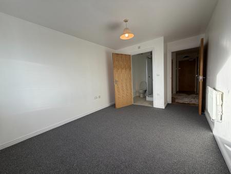 2 bedroom Flat to let in High Street, Feltham, TW13
