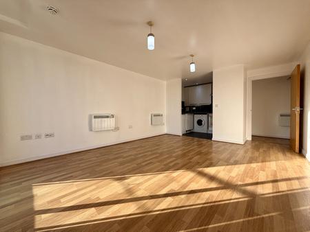 2 bedroom Flat to let in High Street, Feltham, TW13