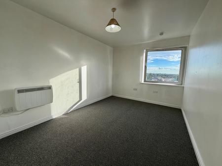 2 bedroom Flat to let in High Street, Feltham, TW13