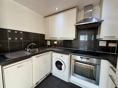 2 bedroom Flat to let in High Street, Feltham, TW13