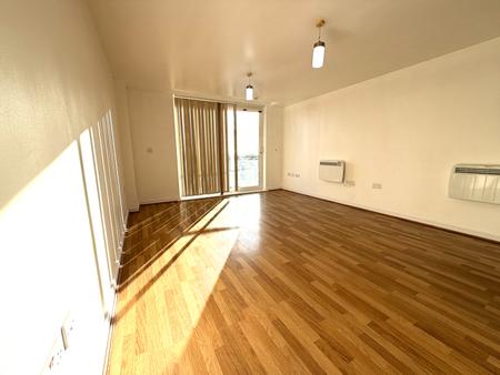 2 bedroom Flat to let in High Street, Feltham, TW13