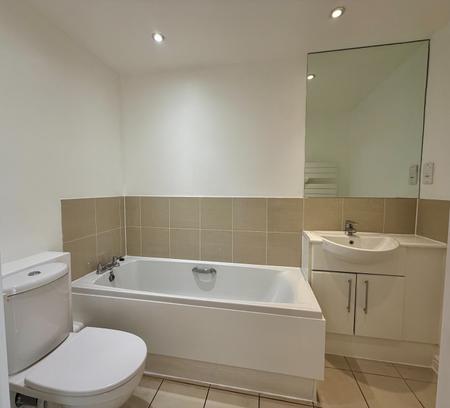 2 bedroom Flat to let in High Street, Feltham, TW13