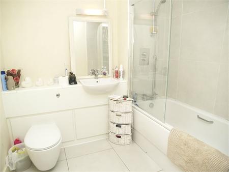 2 bedroom Flat to let in Ruxley Lane, West Ewell, Epsom, KT19