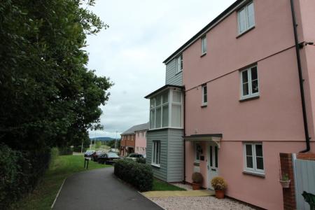 4 bedroom Semi-detached house to let in Meadow Lane, Cranbrook, EX5