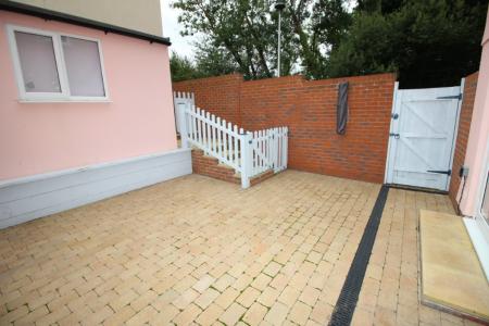4 bedroom Semi-detached house to let in Meadow Lane, Cranbrook, EX5