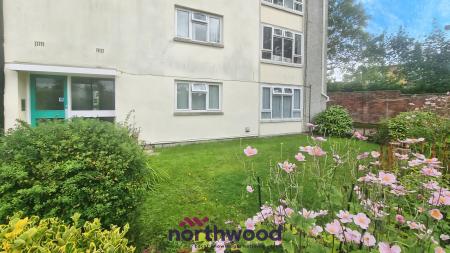 2 bedroom Flat to let in St Matthews Close, Newtown, Exeter, EX1