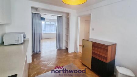 2 bedroom Flat to let in St Matthews Close, Newtown, Exeter, EX1