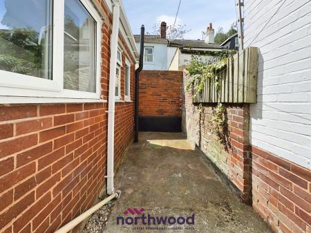 2 bedroom Terraced House to let in Clifton Street, Newtown, Exeter, EX1