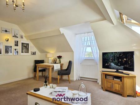 2 bedroom Flat to let in 14 Sands Road, Paignton, TQ4