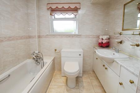 3 bedroom Bungalow for sale in Reilly Gardens, Bonnybridge, Stirlingshire, FK4