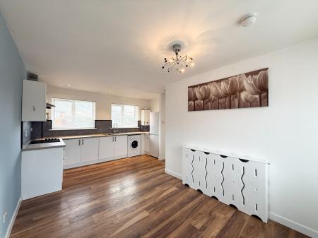 2 bedroom Flat to let in Maryhill Road, Woodside