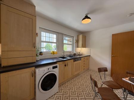 2 bedroom Flat to let in Pleasance Street, Shawlands