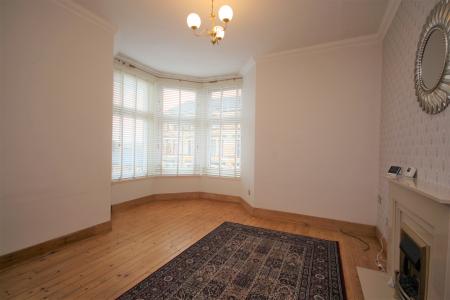2 bedroom Flat to let in Springfield Road, Parkhead