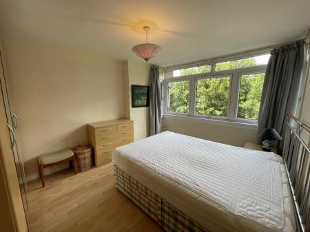 2 bedroom Flat to let in Tantallon Towers, Shawlands