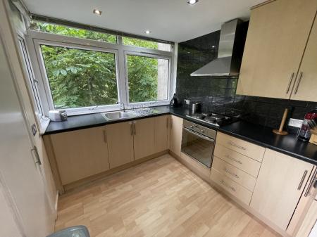 2 bedroom Flat to let in Tantallon Towers, Shawlands