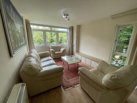 2 bedroom Flat to let in Tantallon Towers, Shawlands