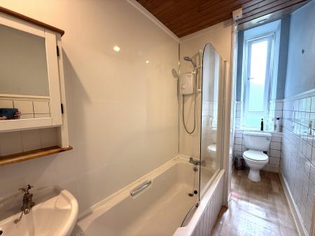 2 bedroom Flat to let in Kilmarnock Road, Shawlands