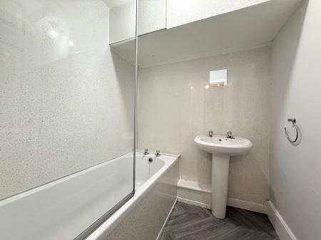 1 bedroom Flat to let in Eastwood Avenue, Shawlands