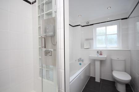 2 bedroom Flat to let in Pollokshields Square, Pollokshields