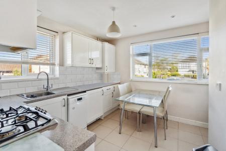 2 bedroom Flat to let in Twickenham Gardens, Harrow Weald, Harrow, HA3