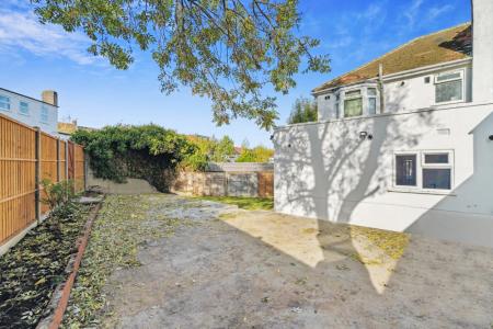 2 bedroom Flat to let in The Grange, Wembley, HA0