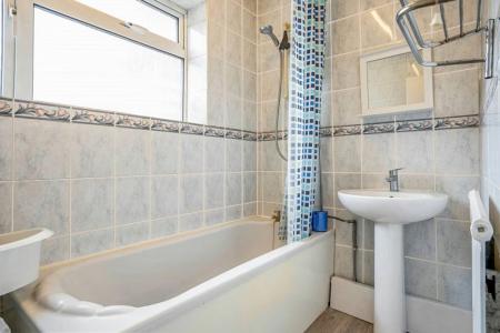 2 bedroom Flat to let in Stonegrove, Edgware, HA8