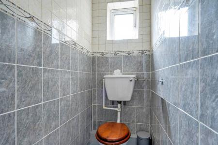 2 bedroom Flat to let in Stonegrove, Edgware, HA8