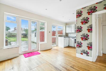 3 bedroom Semi-detached house to let in York Avenue, Stanmore, HA7