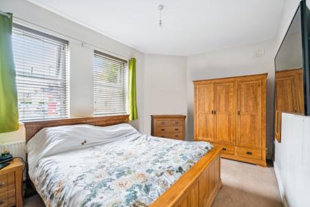 2 bedroom Flat to let in Regina Road, Ealing, W13