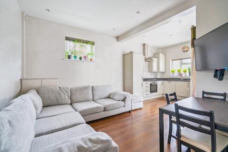 2 bedroom Flat to let in Regina Road, Ealing, W13