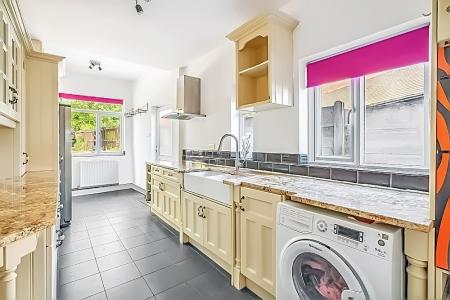 3 bedroom Detached house to let in Park Crescent, Harrow Weald, Harrow, HA3